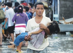 Sino ang hindi madudurog ang puso sa larawang ito ng isang ama na bitbit ang bangkay ng kanyang anak na nasawi sa hagupit ni "Yolanda".  INQUIRER 