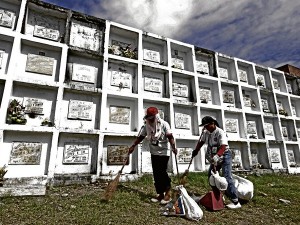 ALL SOUL'S DAY/NOV.2,2012 Street sweepers help in the clean up of the Mandaluyong City Cemetery after people visited their deaprted loved ones during All Soul's Day. INQUIRER PHOTO/RAFFY LERMA