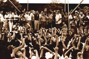 1986-Feb-Crowd-at-EDSA-people-power-revolution-with-former-defense-secretary-Juan-Ponce-Enrile-and-Rene-Cayetano-ROGER-MARGALLO-620x412