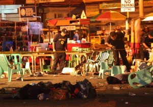 Sinusuri ng mga pulis ang mga biktima ng pagsabog sa night market sa Davao City. AP