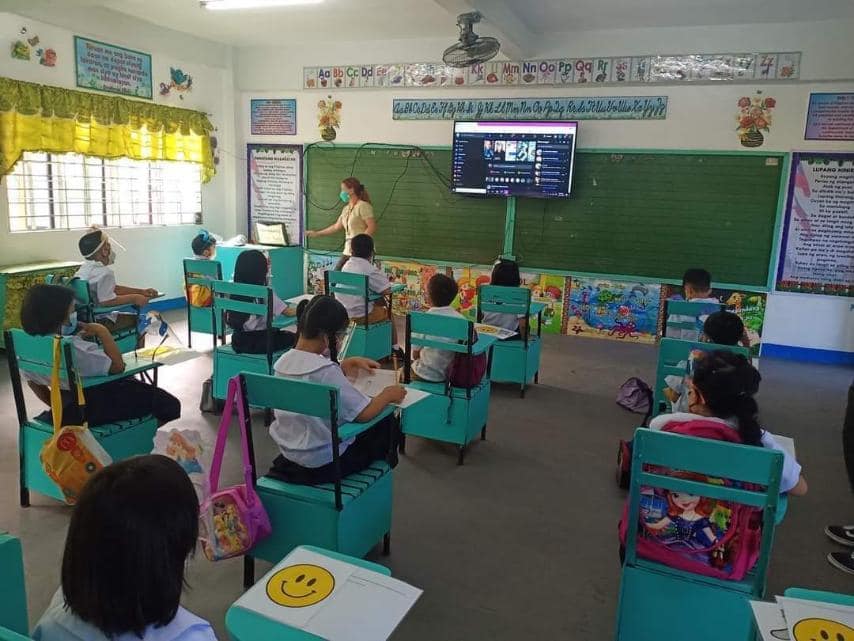 Students from the Pasig Elementary School join the simulation of face-to-face classes in preparation for the pilot for the new normal education beginning December 6. Image from Facebook / Pasig Mayor Vico Sotto