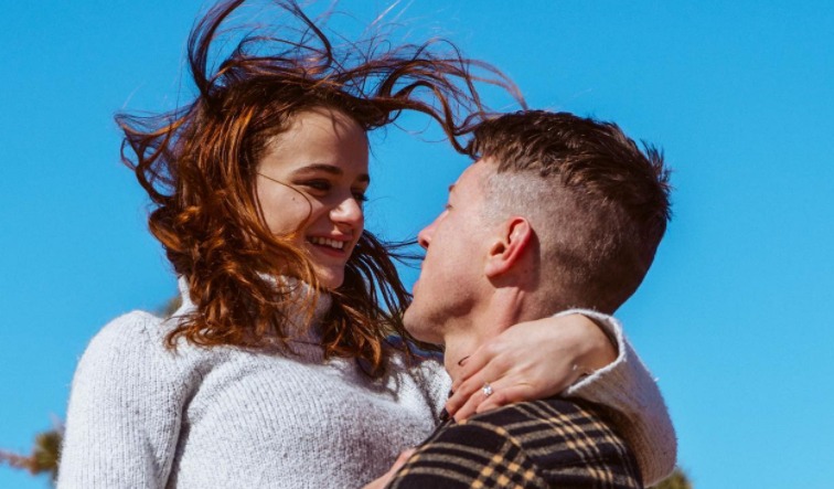 Joey King ng 'The Kissing Booth' engaged na sa dyowang si Steven Piet