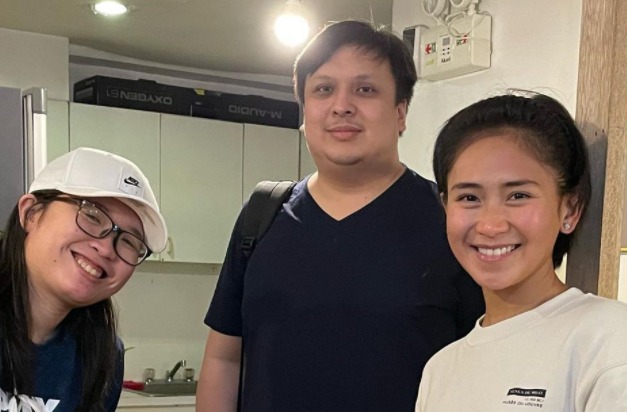 Sarah spotted kasama ang composer ng 'Rosas', 'Kay Leni Tayo', netizens na-curious: Kakampink ba siya?