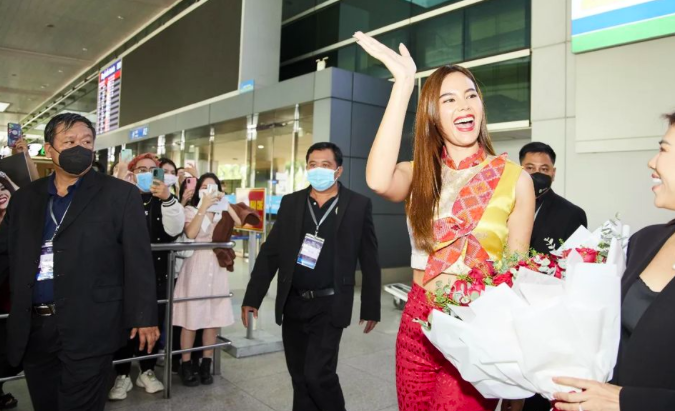 Catriona Gray sinalubong ng Vietnamese fans, guest judge sa Miss Universe Vitnam