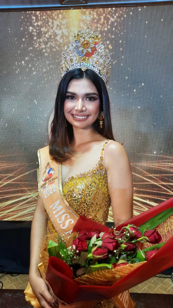 Mararanasan na ni Miss Aura Philippines Micca Rosal ang mahawakan ng dalawang national directors./ARMIN P. ADINA