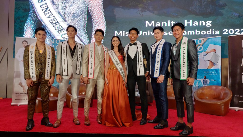 Pinagigitnaan si Miss Universe Cambodia Manita Hang nina (mula kaliwa) Caballero Universal Filipinas Andre Cue, Mister Beauté Internationale Philippines John Ernest Tanting, Mister Tourism International Philippines Kitt Cortez, Mister International Philippines Myron Jude Ordillano, Mister Global Philippines Mark Avendaño, at Mister National Universe Philippines Michael Ver Comaling