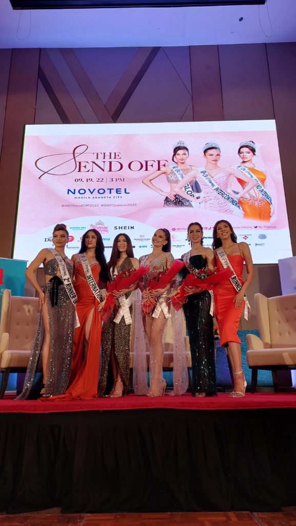 Bb. Pilipinas na sina Stacey Gabriel (kaliwa) and Herlene Budol (kanan) at Bb. Pilipinas International Nicole Borromeo (pangalaw mula kaliaa), kina (mula kaliwa) Bb. Pilipinas Globe Chelsea Fernandez, Bb. Pilipinas Intercontinental Gabrielle Basiano, at Bb. Pilipinas Grand International Roberta Tamondong