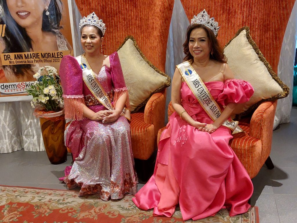 Babandera sa inaugural Mrs. Universe (Official) pageant sa Disyembre sa Australia sina Mrs. Universe (Official) Philippines Ellen Poyaoan-Santos (kaliwa) at Mrs. Universe (Official) Asia Pacific Ann Marie Morales