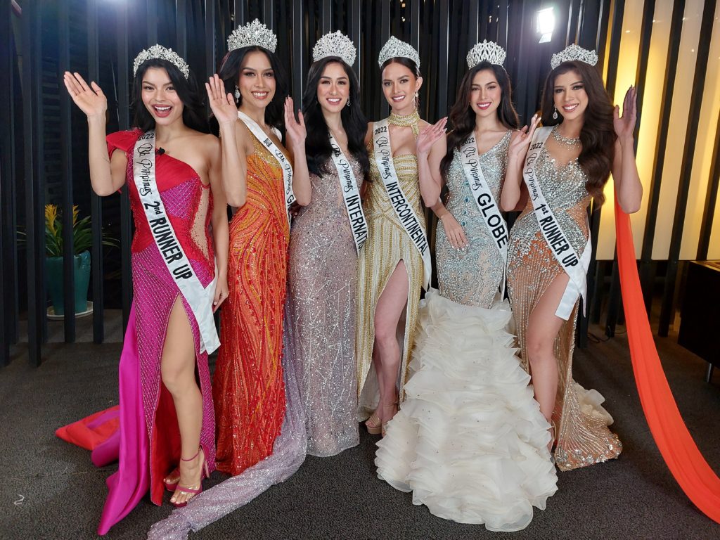 Kumakaway sina (mula kaliwa) 2nd runner-up Stacey Gabriel, Bb. Pilipinas Grand International Roberta Tamondong, Bb. Pilipinas International Nicole Borromeo, Bb. Pilipinas Intercontinental Gabrielle Basiano, Bb. Pilipinas Globe Chelsea Fernandez, at 1st runner-up Herlene Budol