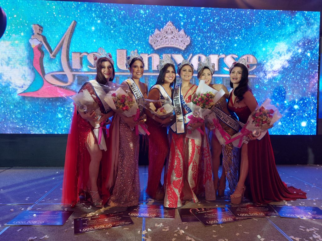 Tutulak pa-South Korea si Mrs. Universe Philippines Veronica Yu (ikatlo mula kanan)kasama ang mga kapwa niyang mga reynang sina (mula kaliwa) Michelle Solinap, Jeannie Jarina, Gines Angeles, Lady Chatterly Sumbeling, at Jessa Macaraig