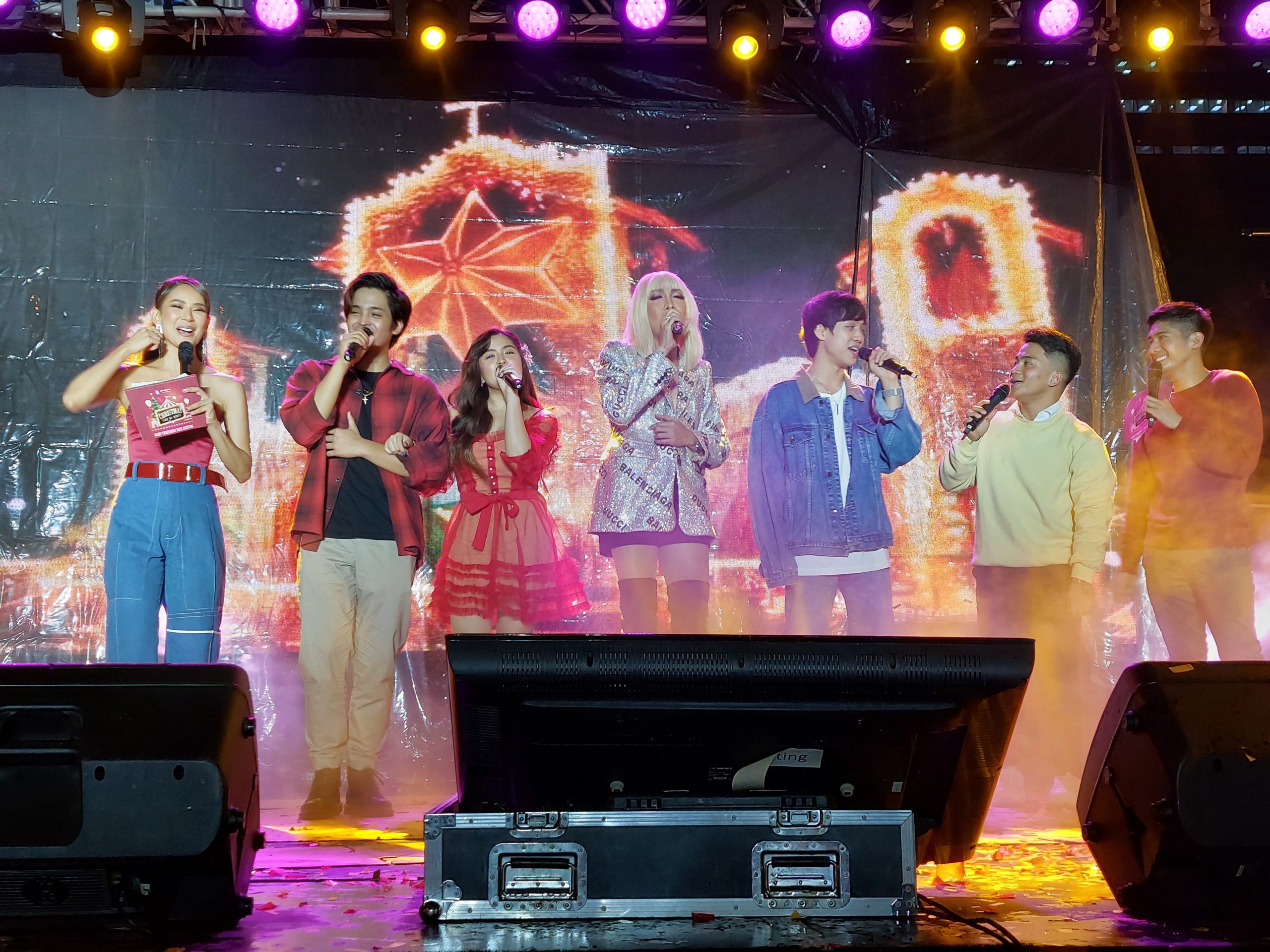 Vice Ganda, Bb. Pilipinas queens nagpaningning sa giant Christmas tree Bandera | Bandera