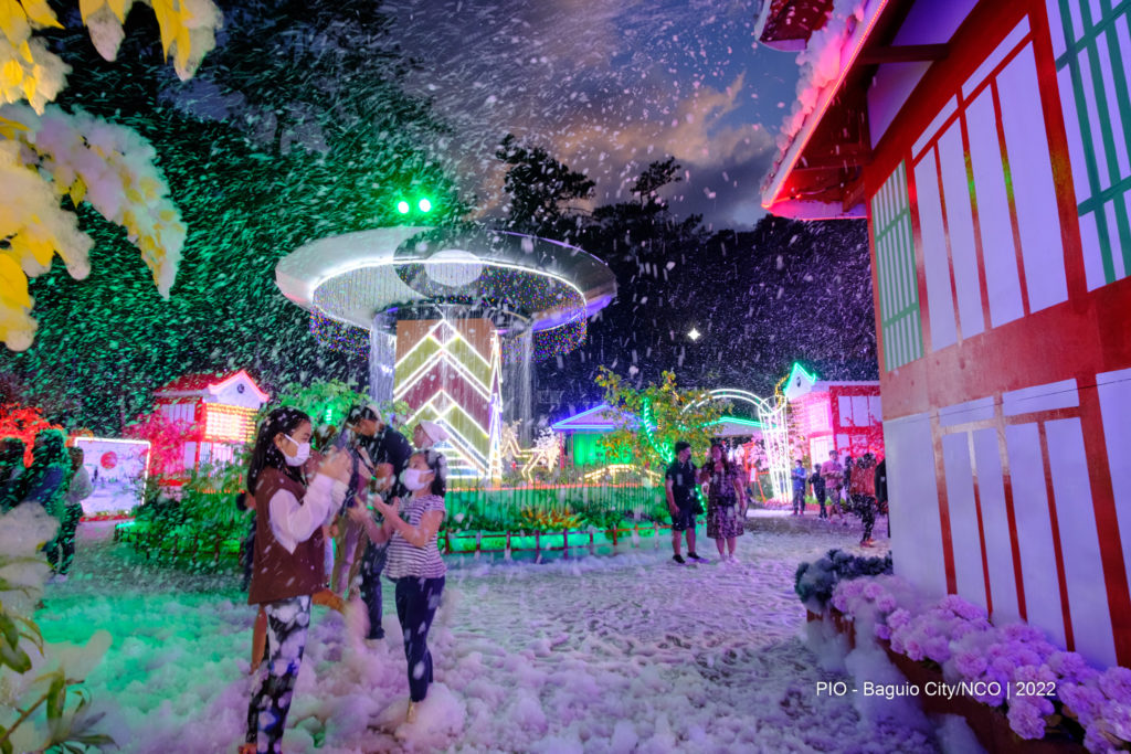 Baguio may bonggang Christmas decor, patok na patok sa mga turista