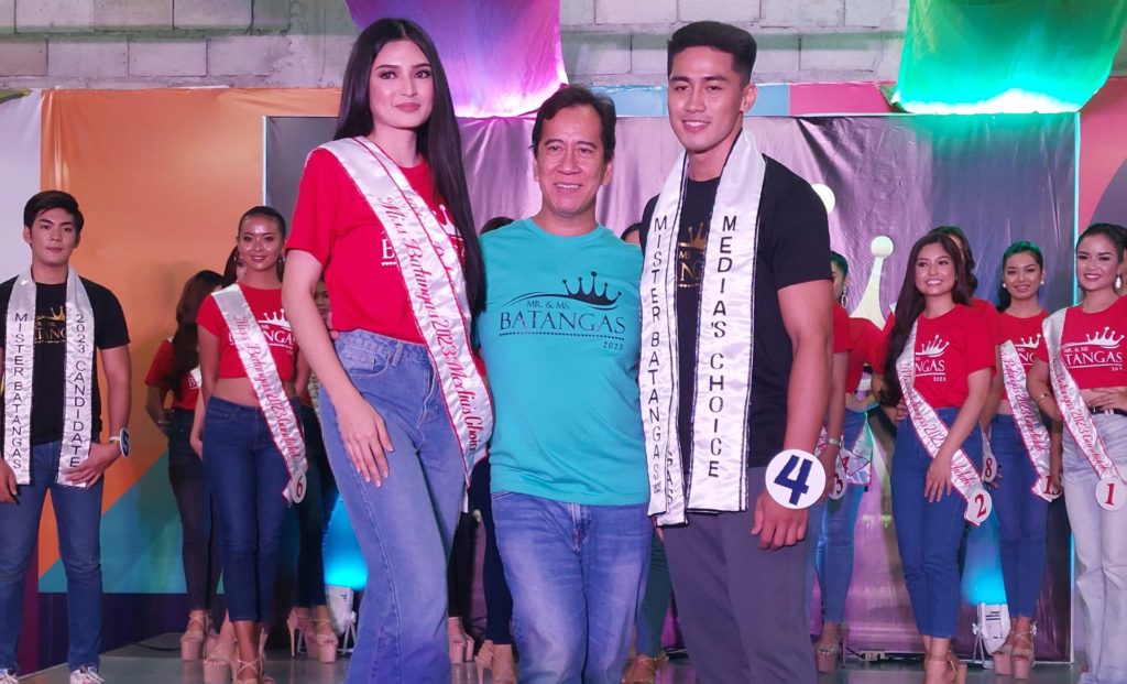 Kasama ni Mister and Miss Batangas head Arnold Mercado (gitna) sina Liana Rose Barrido mula sa Batangas City (kaliwa) at Jobert Macayanan mula sa Tanauan City, na nakatanggap ng pinakamaraming boto para sa ‘Media’s Choice’ award./ARMIN P. ADINA