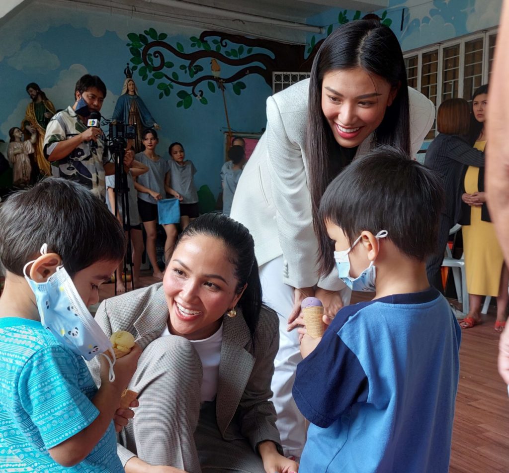 Naghatid ng saya ang Vietnamese beauty queens na sina Nguyen Huynh Kim Duyen (itaas) at H’Hen Nie sa mga alaga ng A Home for the Angels sa Maynila