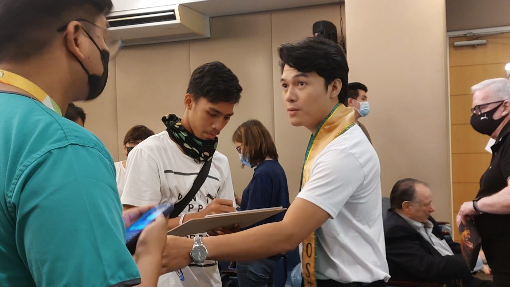 Tinutulungan ni reigning Mister Posture Philippines JP Guerrero ang mga mag-aaral ng University of Makati na makakuha ng libreng posture screening./ARMIN P. ADINA