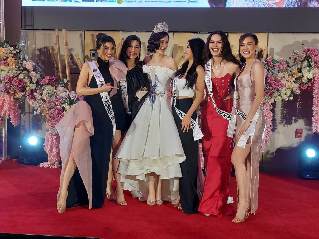 Masaya si Hannah Arnold (ikatlo mula kaliwa) na sa wakas, makakalaban na siya sa Miss International. Kasama niya ang mga kapwa reyna ng Bb. Pilipinas na sina (mula kaliwa) Stacey Gabriel, Chelsea Fernandez, Samantha Panlilio, Gabrielle Basiano, at Nicole Borromeo