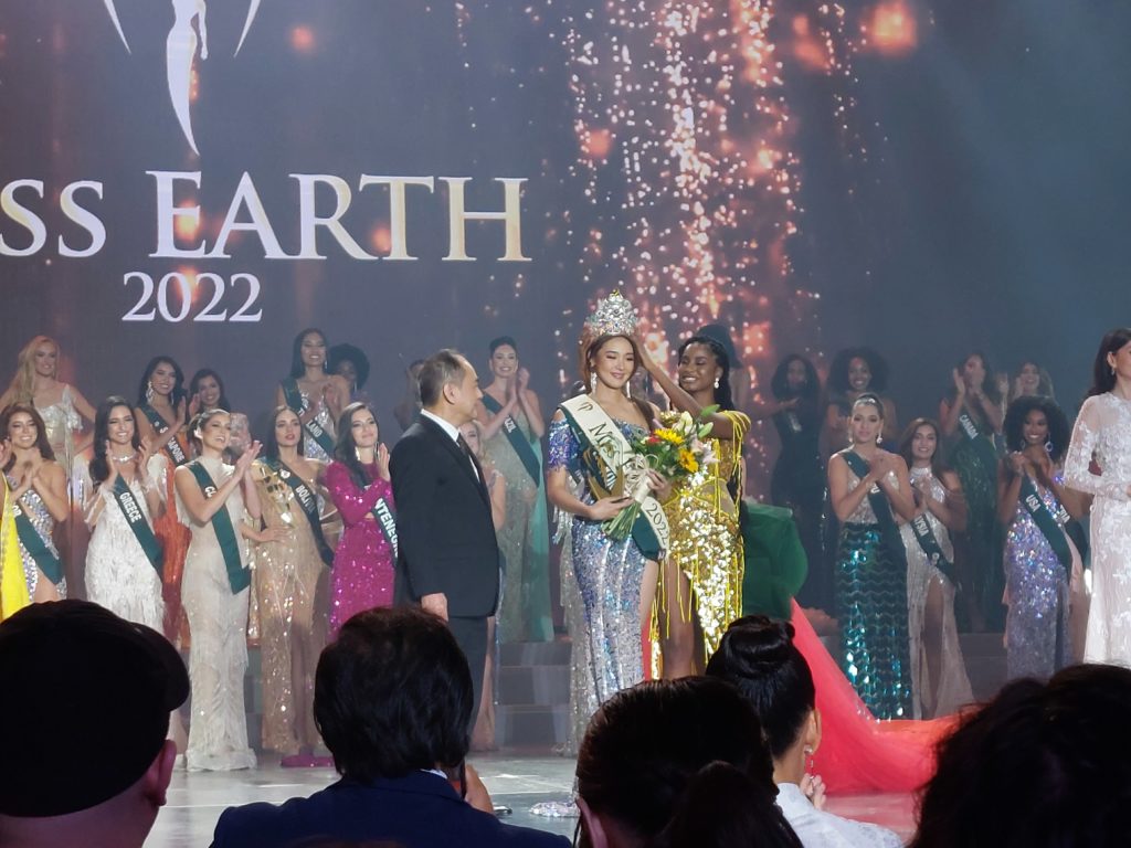 Kinokoronahan ni 2021 Miss Earth Destiny Wagner ang tagapagmana niyang si Mina Sue Choi mula Korea
