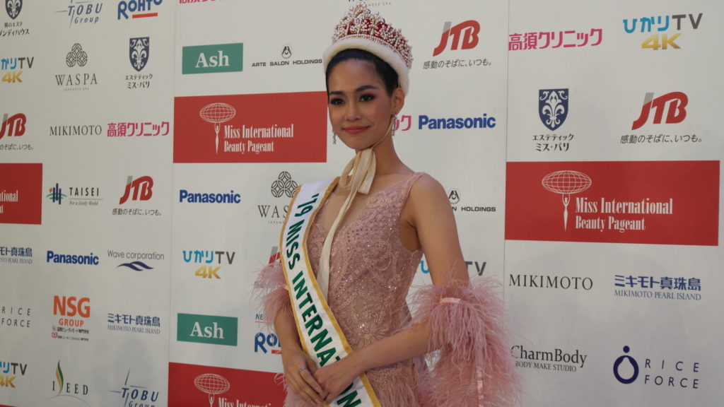 Si reigning Miss International Sireethorn Leearamwat ang huling nagsuot ng lumang korona.