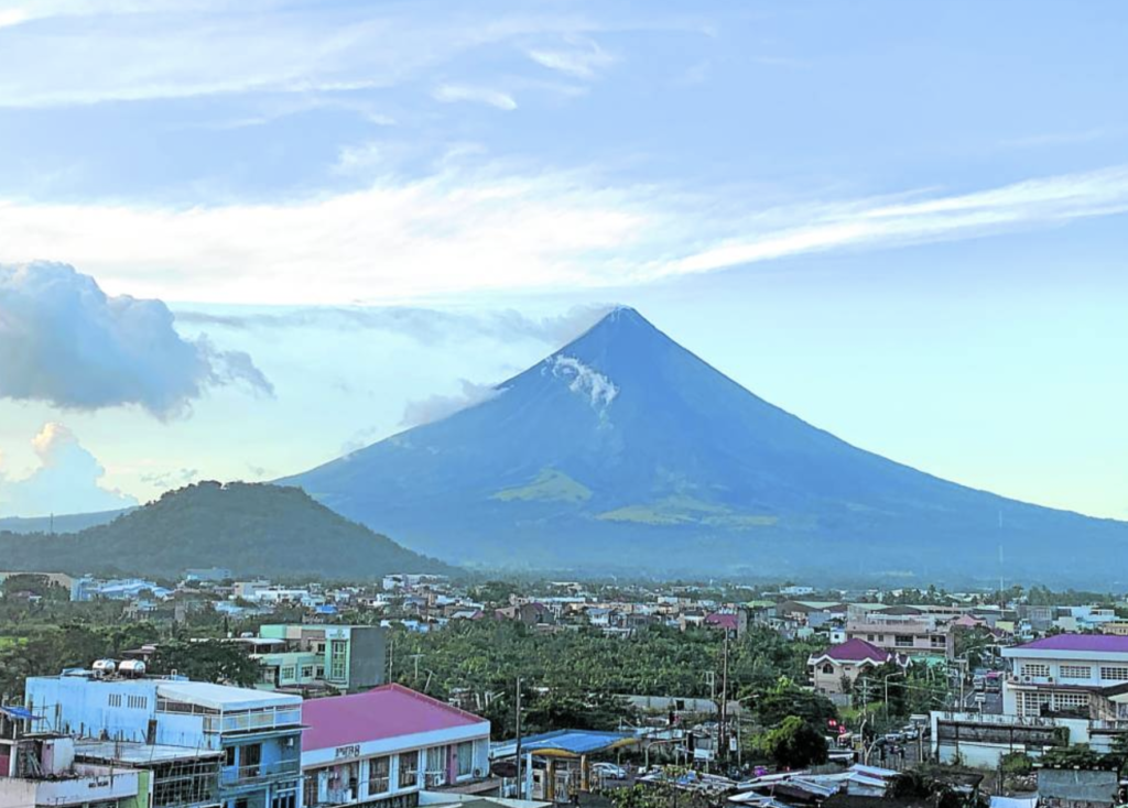 Bulkang Mayon nagtala ng mga pagyanig, nakataas pa rin ang ‘alert level 2’