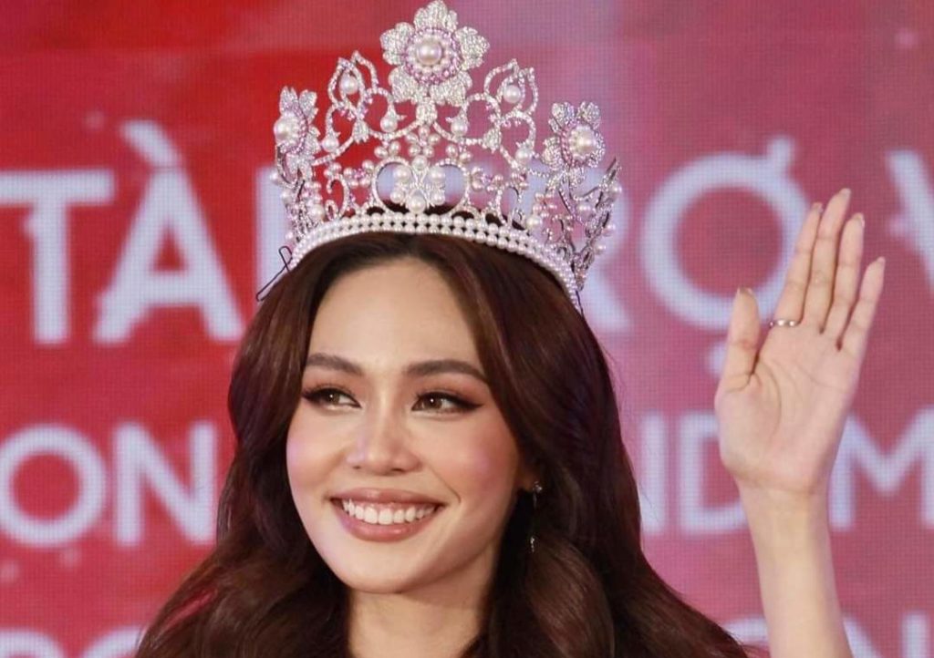 Suot na ni Sireethorn Leearamwat, ang unang Mis International mula Thailand at ang pinakamahabang nagreyna para sa organisasyon, ang bagong koronang nilikha ng Long Beach Pearl sa isang event sa Ho Chi Minh City sa Vietnam./MISS INTERNATIONAL FACEBOOK PHOTO 