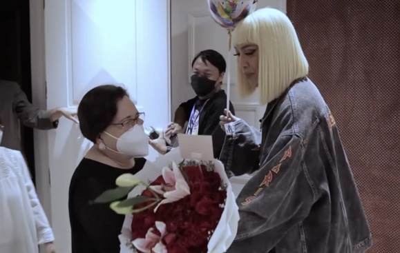 Vice Ganda may bonggang sorpresa kay Nanay Rosario, pasabog ang mga laman ng package