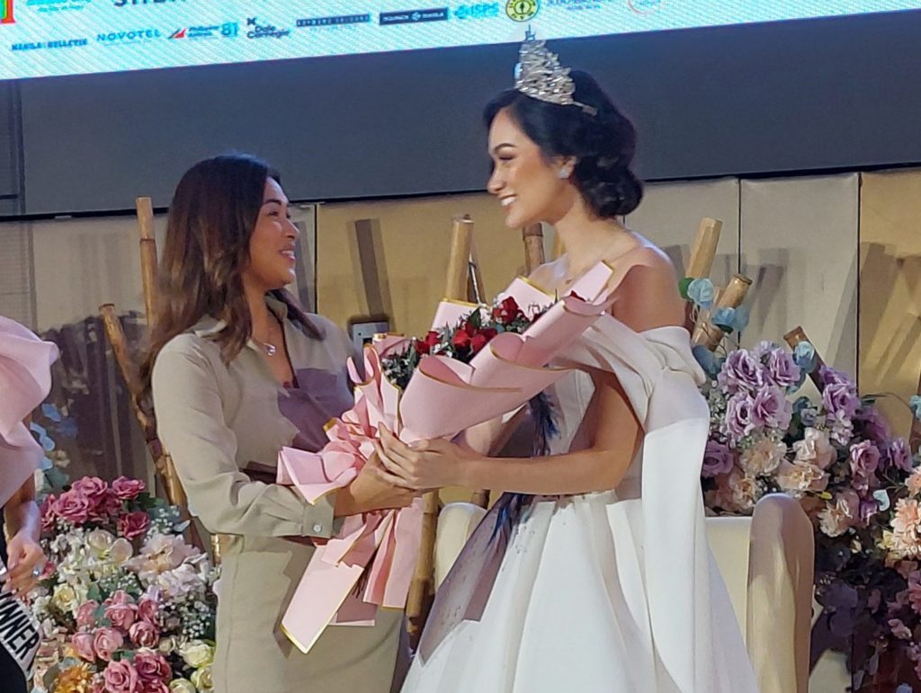 Inaabutan ng bulaklak ni Miss International 2005 Precious Lara Quigaman, ngayon ay Bb. Pilipinas Charities Executive Committee member, si Hannah Arnold bago tumulak pa-Tokyo