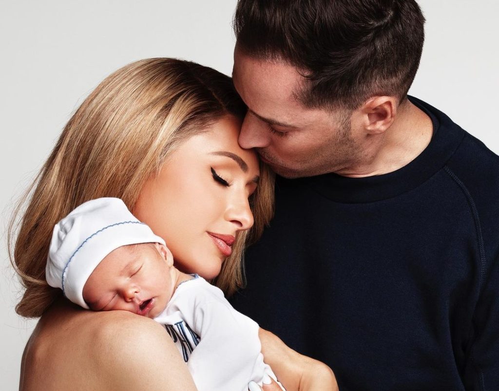 Paris Hilton may pa-’face reveal’ sa kanyang baby, ibinandera ang first family picture