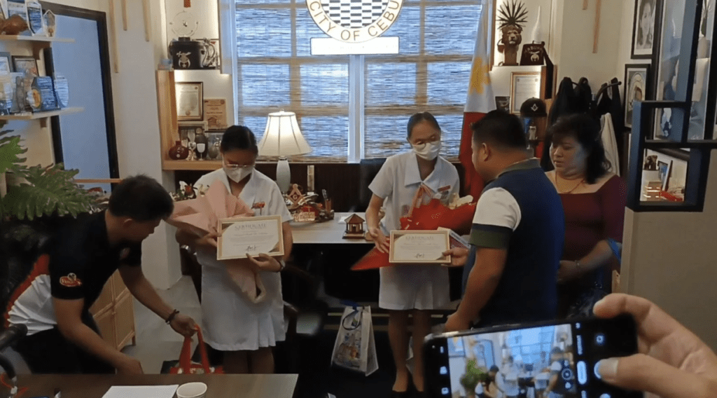 Cebu City kinilala ang ‘kabayanihan’ ng 2 nursing students matapos sagipin ang tindera