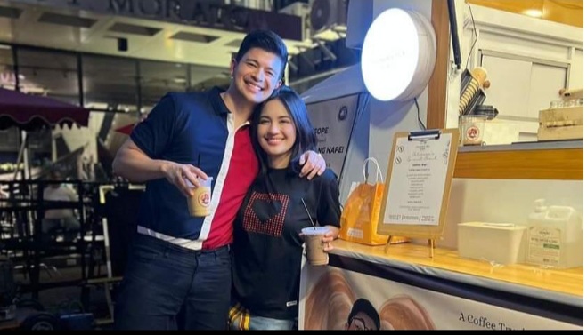 Julie Anne, Rayver lumebel sa mga Korean stars, sinorpresa ng fans sa shooting na may pasabog na coffee truck