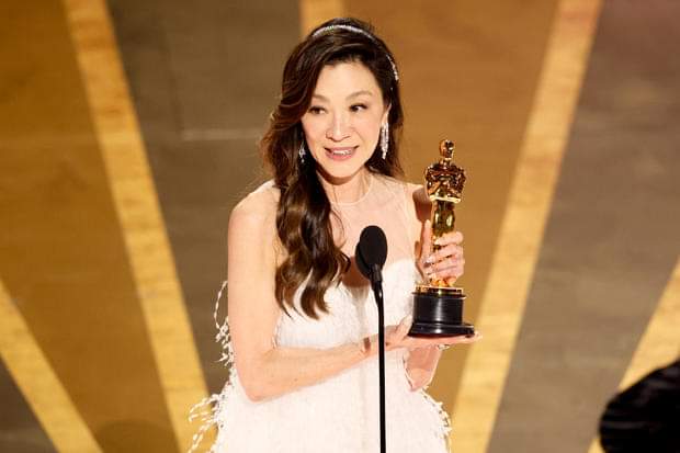 Hawak ni Michelle Yeoh ang Oscar niya