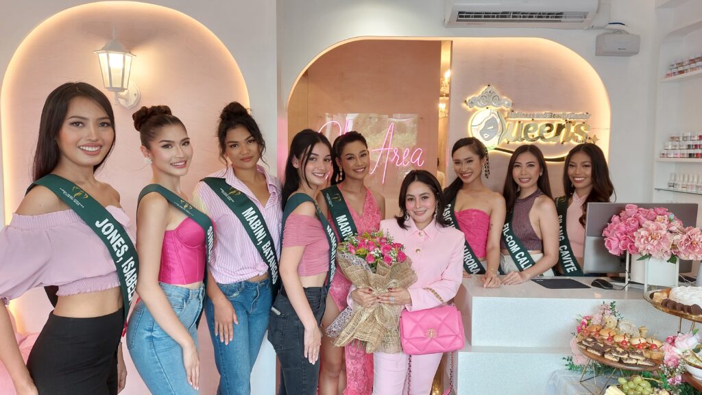 Nakakuha ng beauty advice mula sa beauty expert na si Mary Grace Juliano (pang-apat mula kanan) ang ilang kandidata ng 2023 Miss Philippines Earth pageant.