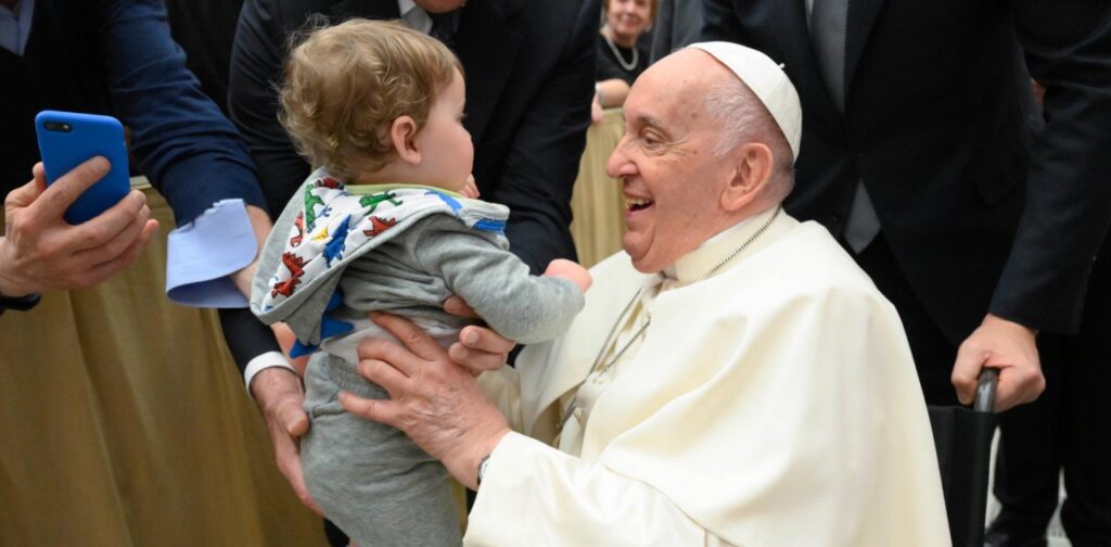 Pope Francis may bininyagan sa ospital kahit nagpapagaling pa, posibleng ma-discharge ngayong April 1