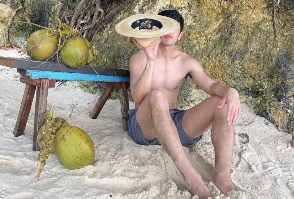 'Buko' ni David Licauco pinagtripan ng mga beki, topless photo sa beach viral na