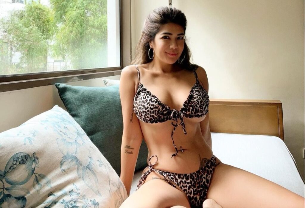Geneva Cruz wearing a sexy bikini. 