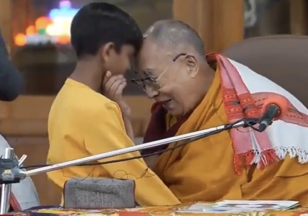 Dalai Lama nag-sorry matapos humiling ng halik sa bata at utusang sipsipin ang kanyang dila 