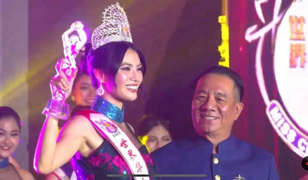 Kinokoronahan ni Miss Chinese World President Tan Sri Datuk Danny Ooi (kanan) si Annie Uson bilang 2023 Miss Chinese World./MISS CHINESE WORLD FACEBOOK PHOTO