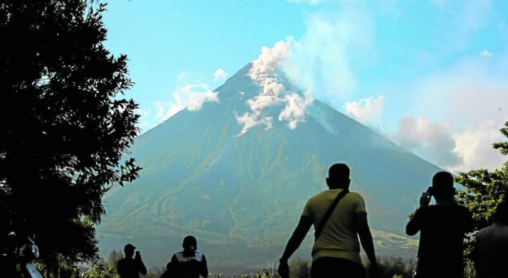 Bulkang Mayon posibleng ‘pumutok’ anumang oras, mga residente pinalilikas na