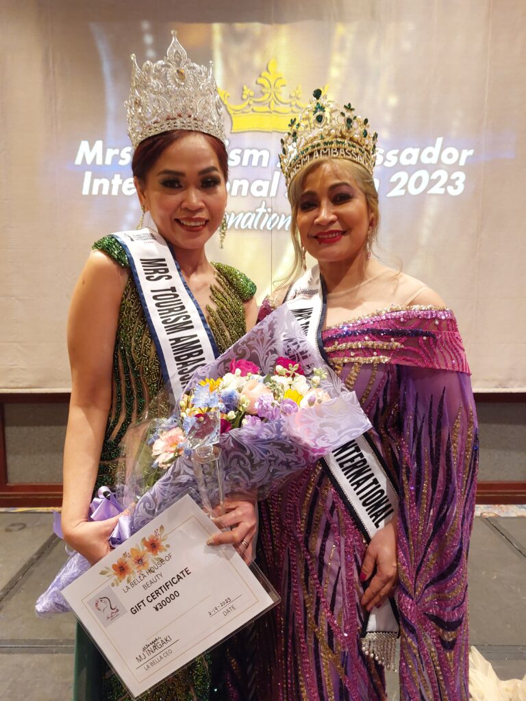 Mrs. Tourism Ambassador Universe Marivel Kawajiri (kaliwa) at national director niyang si Myla Villagonzalo-Tsutaichi sa national competition sa Japan noong Pebrero /ARMIN P. ADINA