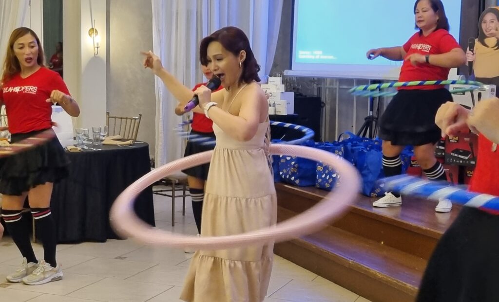 Gladys Reyes naghu-hula hoop habang kumakanta, sumasayaw at sumasagot ng e-mail: 'Multi-tasking talaga! Ha-hahahaha!'