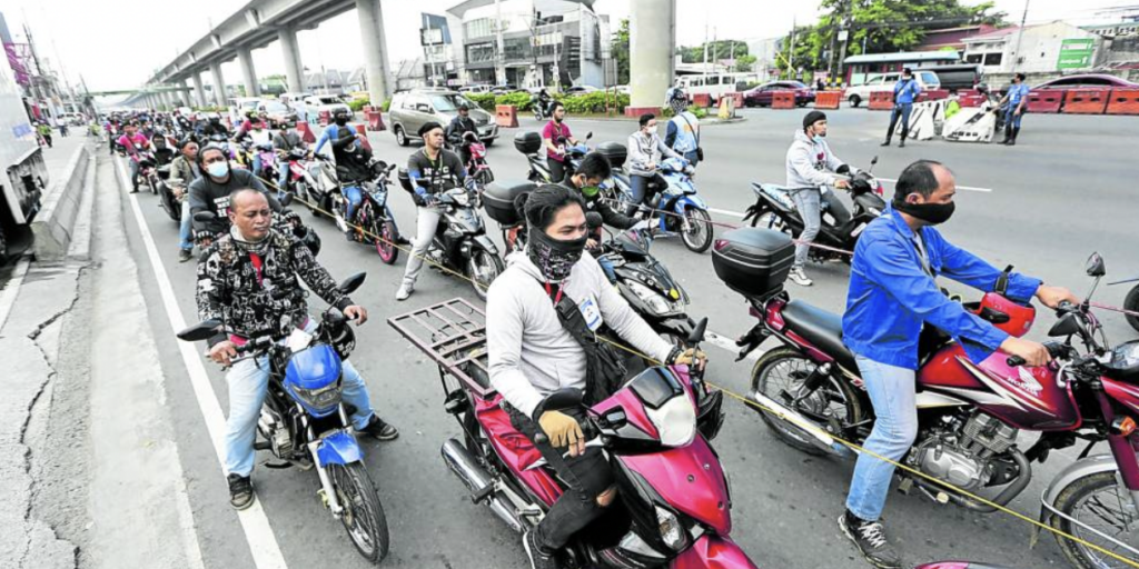 Riders na sisilong sa ilalim ng mga footbridge, flyover papatawan ng P500 na multa –MMDA