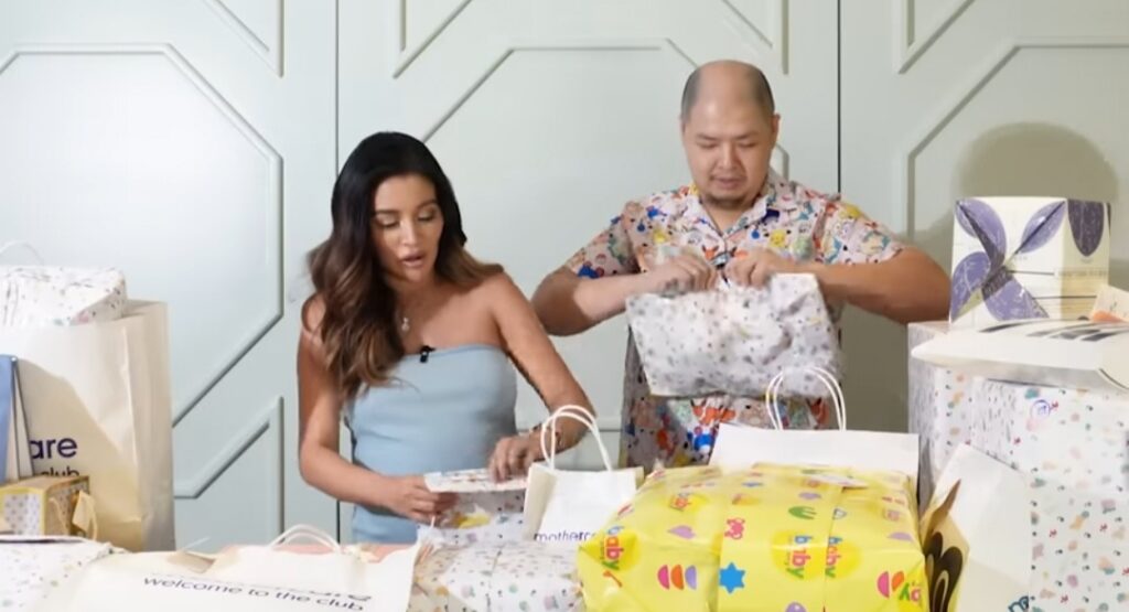 Kris Bernal tuwang-tuwa sa 'unboxing' ng mga regalo para sa unang baby nila ni Perry Choi, pero kailangan pa nilang pag-aralan kung paano gamitin