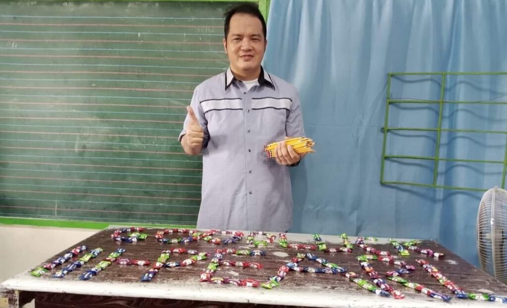 Grade 3 teacher sa Zambales nag-viral dahil sa mga paandar na gimik sa pagtuturo, may pa-libreng lapis at candy sa mga estudyante