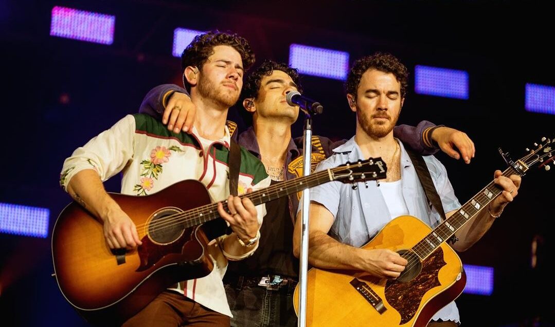 Jonas Brothers nag-enjoy sumakay ng jeep, tuwang-tuwa sa Pinoy fans