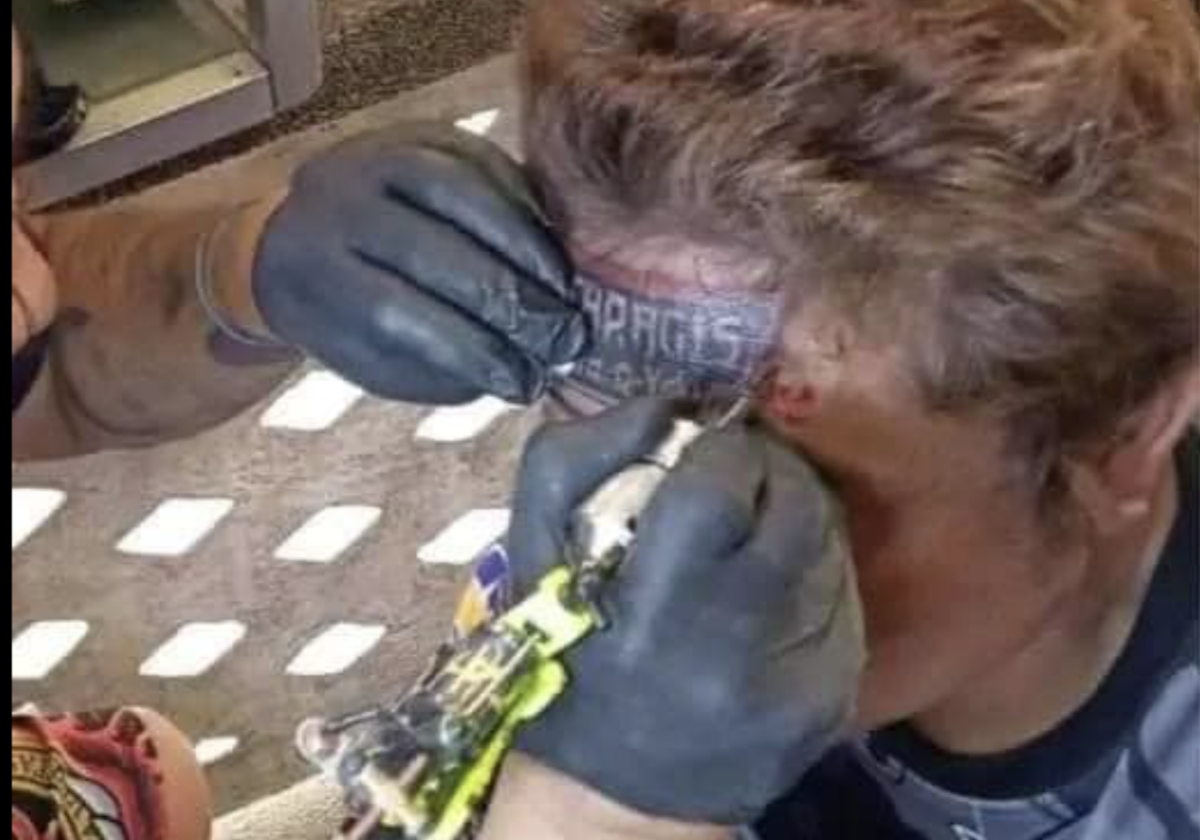 Lalaki nagpa-tattoo sa noo ng logo ng takoyaki store para sa 100k