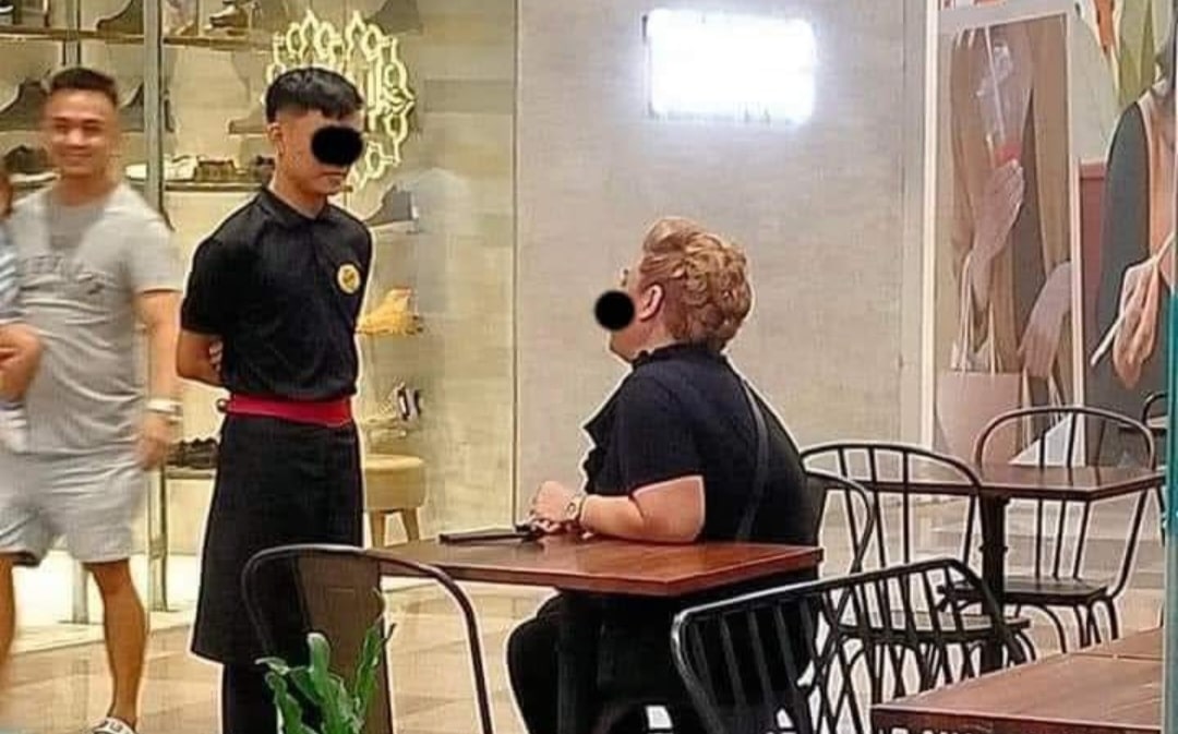 Waiter pinatayo ng 2 oras ng customer dahil tinawag siyang 'SIR'