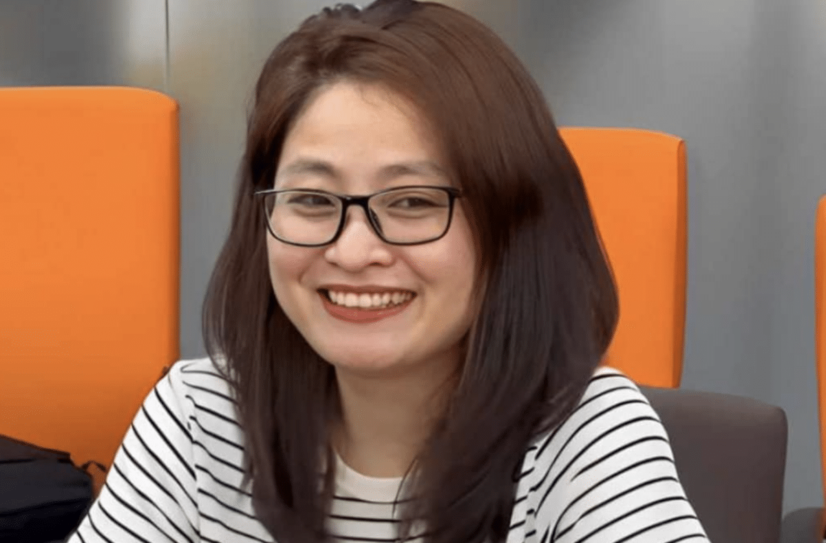 Alice Guo ngiting-ngiti nang humarap sa media, tumangging magpa-interview