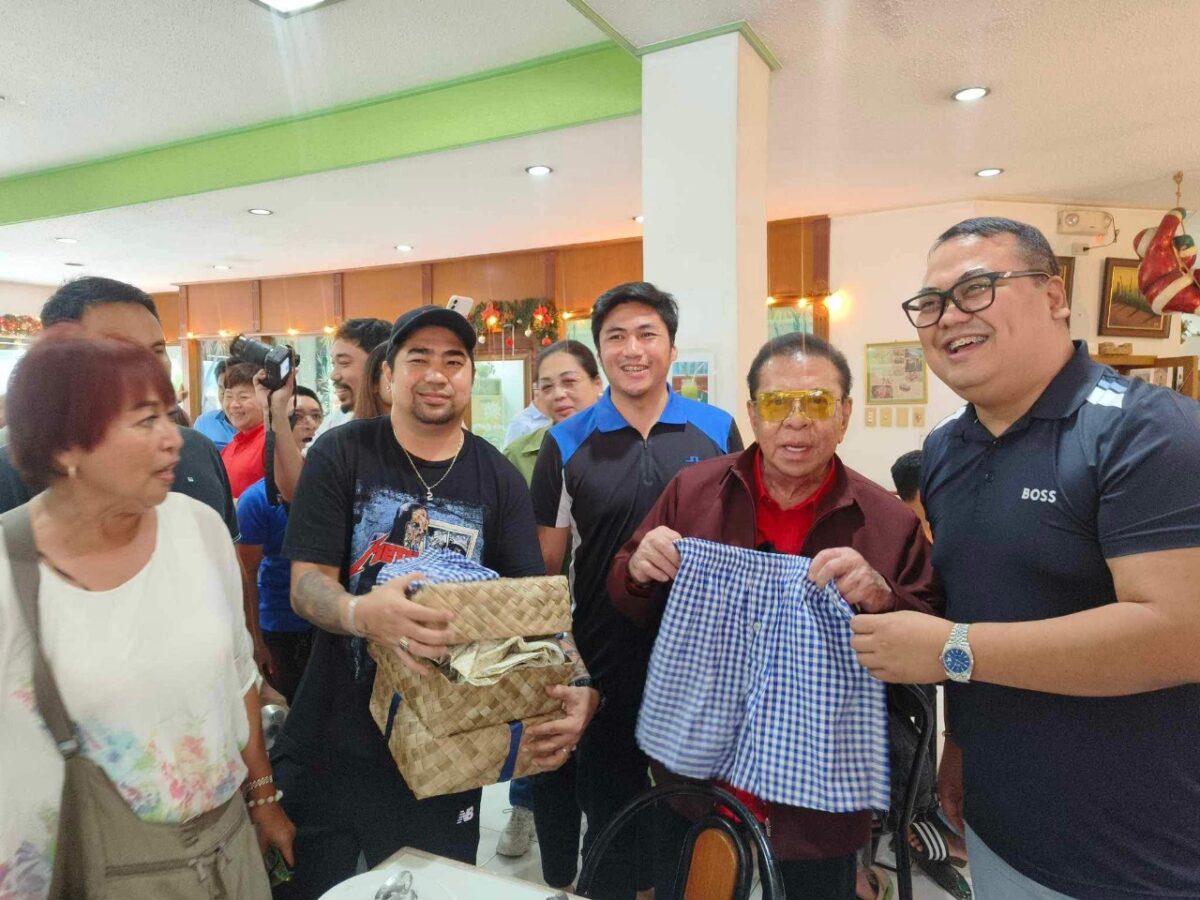 Mayor ng Taytay nagbigay ng boxer shorts kay Chavit Singson bilang suporta